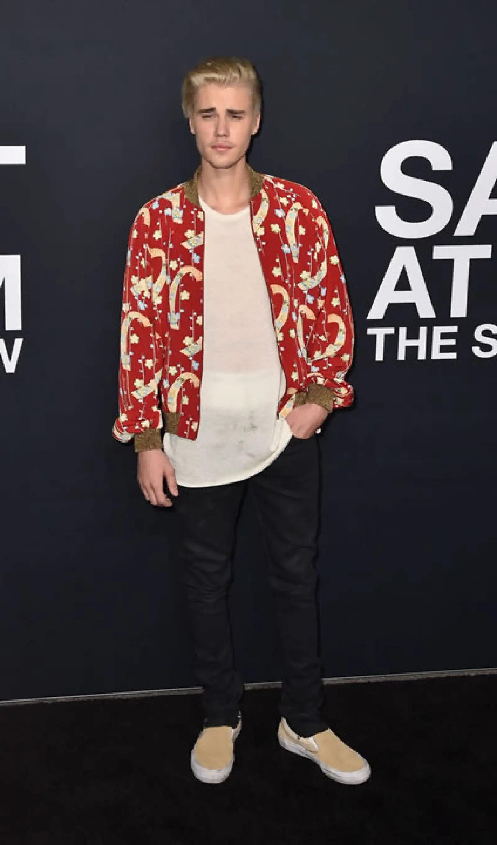 Justin Bieber asistió al desfile, donde se codeó con varios famosos, entre ellos Sylvester Stallone, Beck y Lenny Kravitz.