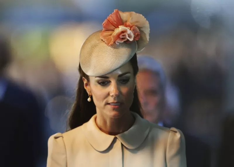 Una fuente dijo a la revista 'Life&Style' que la duquesa de Cambridge está segura que hay alguien en palacio que graba sus conversaciones con Guillermo para luego filtrarlas a la prensa.