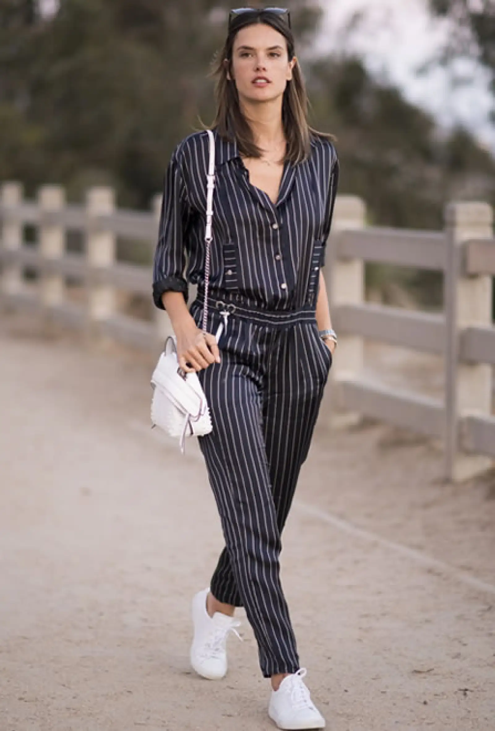 La top model conquistó Los Ángeles de la manera más cool con un total look de pijamas, sneakers blancos y bolsa del tono.