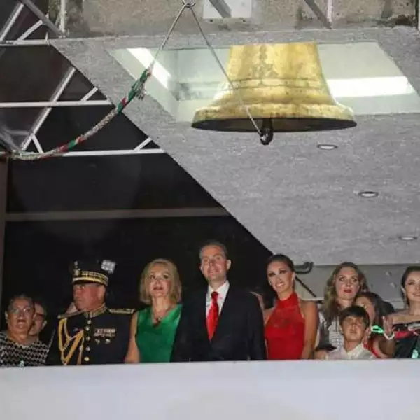 ¡Viva México! escribió Anahí en sus redes sociales.