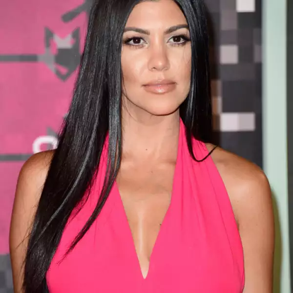 Kourtney Kardashian: Llevó el pelo súper lacio y suelto. También optó por el total nude look.