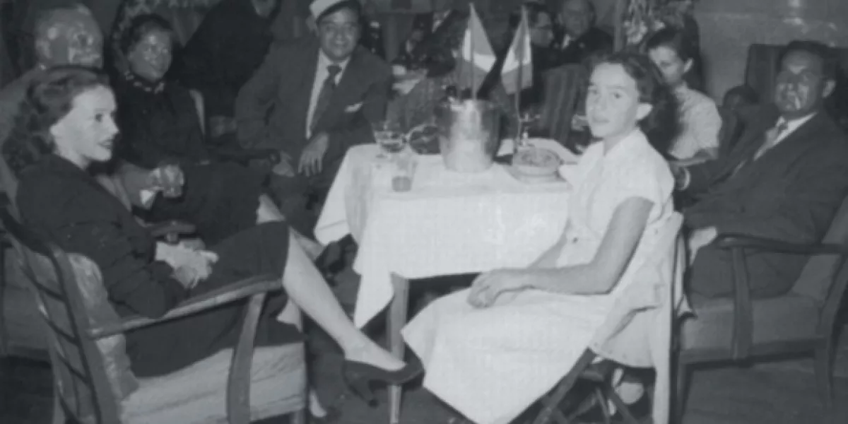 Helena en 1953, al centro de la foto entre sus padres.