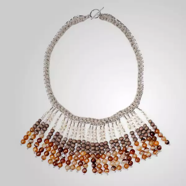 Para ellas, este collar con piedras preciosas puede usarse para un desayuno familiar.