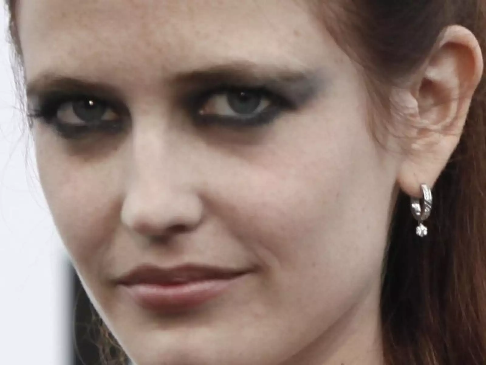 CHICA BOND. La sexy actriz francesa de Casino Royale  con cara de pocos amigos.