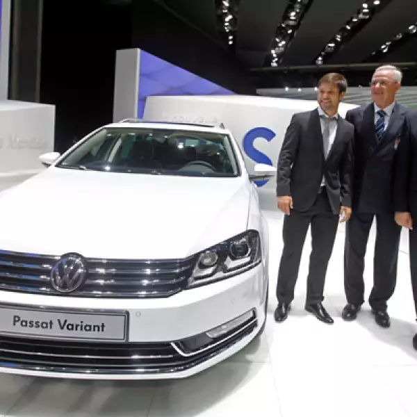 El presidente Volkswagen Martin Winterkorn (centro) posa junto a otros dos directivos de la firma automotriz, junto a esta nueva edición, la cual se ha centrado en actualizar profundamente el apartado estético.