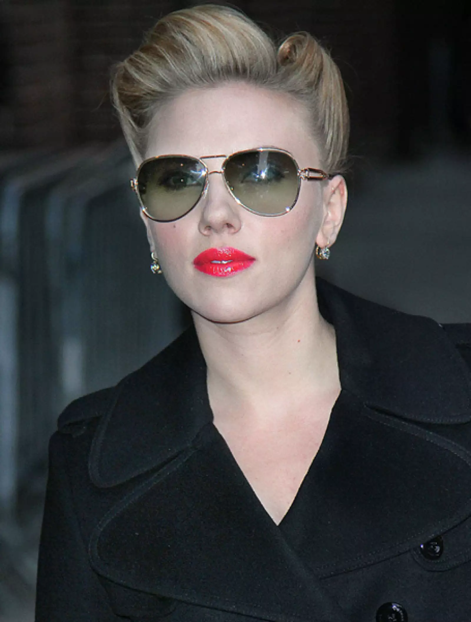 Scarlett Johansson es una gran seguidora del estilo retro por lo que en una constante apuesta por los peinados con tupé.