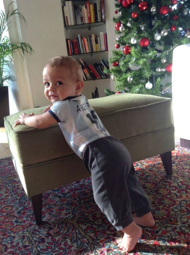 Galo es el segundo hijo de Alfonso y Solana. Detrás de él, su árbol de Navidad.