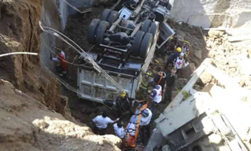 El camión cayó desde una altura de 12 metros. (Foto: Cuartoscuro )