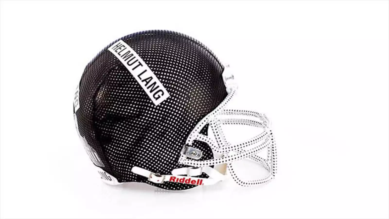 El estilo minimalista que distingue la firma Helmut Lang, es plasmado en este casco con una textura negra agujerada.
