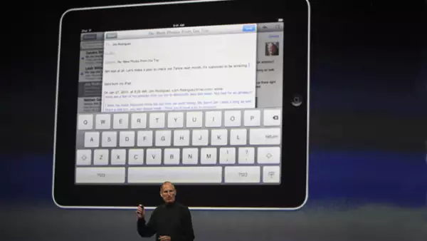 El iPad cuenta con pantalla táctil de 9.7 pulgadas, batería con duración de hasta 10 horas, bluetooth, conexión Wi-Fi y 3G, memoria de 16 o 32 gb y procesador Apple A4 de 1Ghz.