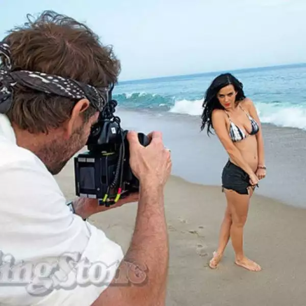 En 2001, lanza su primer álbum de estudio que se autotituló Katy Hudson, de género evangelista.