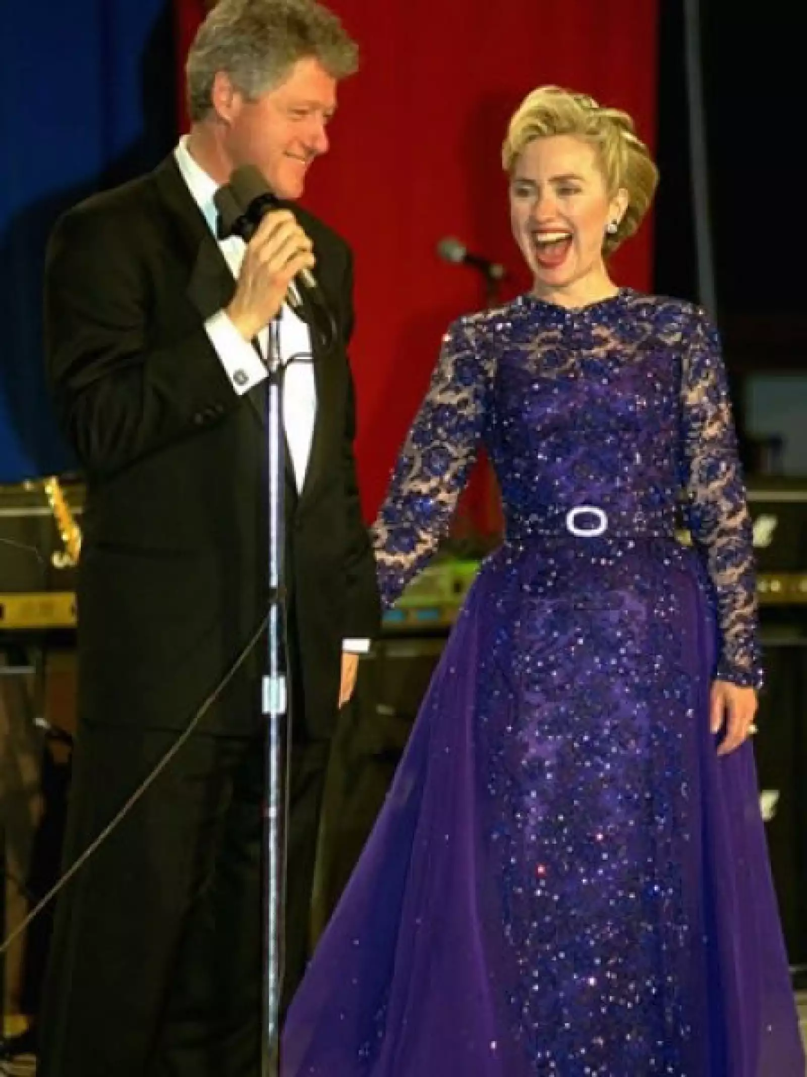 En 1993, cuando por primera vez Bill Clinton llegó a la Casa Blanca, Hillary usó un vestido de la diseñadora local Sarah Phillips, quien provenía de Little Rock, Arkansas, donde Bill nació. La costurera tenía sólo dos años de experiencia cuando lo hizo.