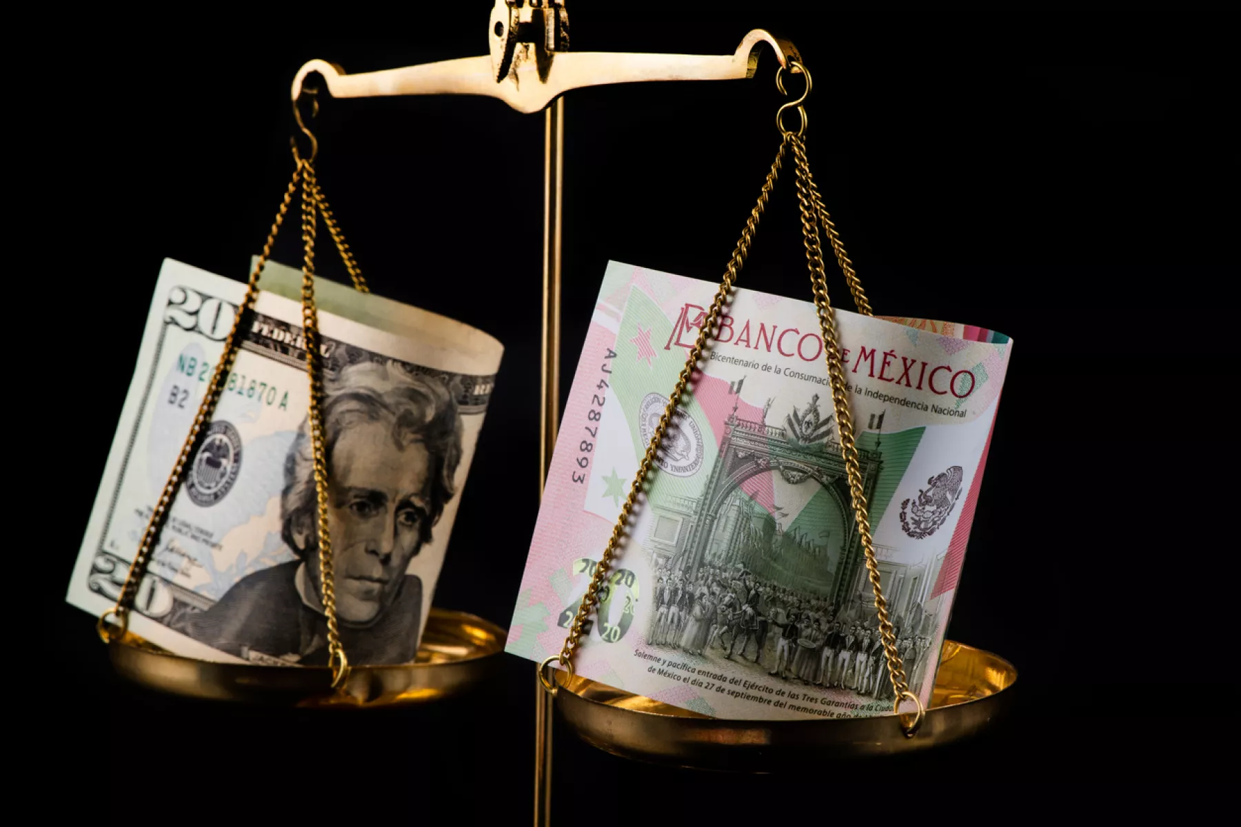 PIB de EU impulsa al peso frente al dólar