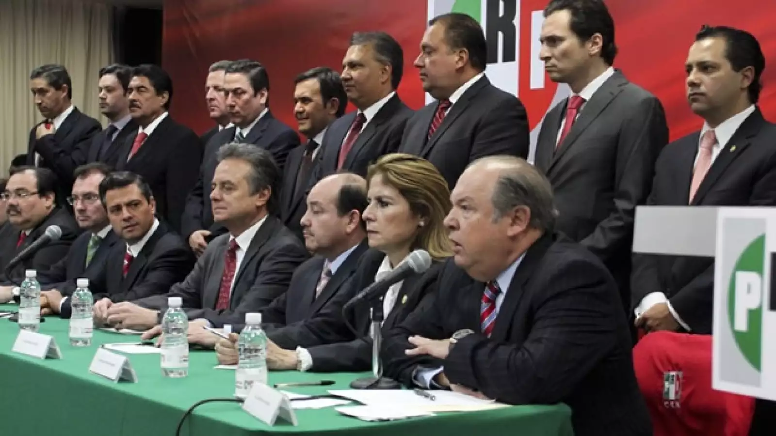 Enrique Peña Nieto presenta a su equipo de campaña 