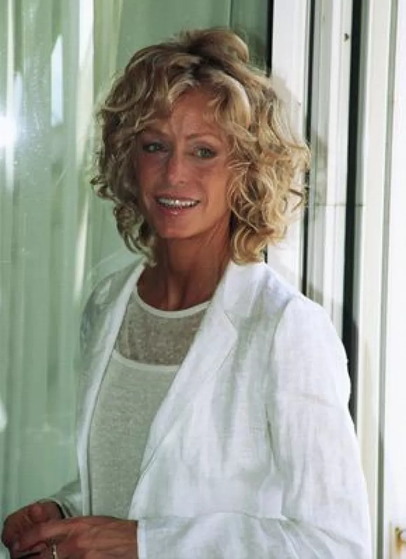 El actor Ryan O'Neal, pareja sentimental de Farrah, dice que la actriz está ahora postrada en la cama, calva y cerca del final de su tratamiento médico para combatir el cáncer.