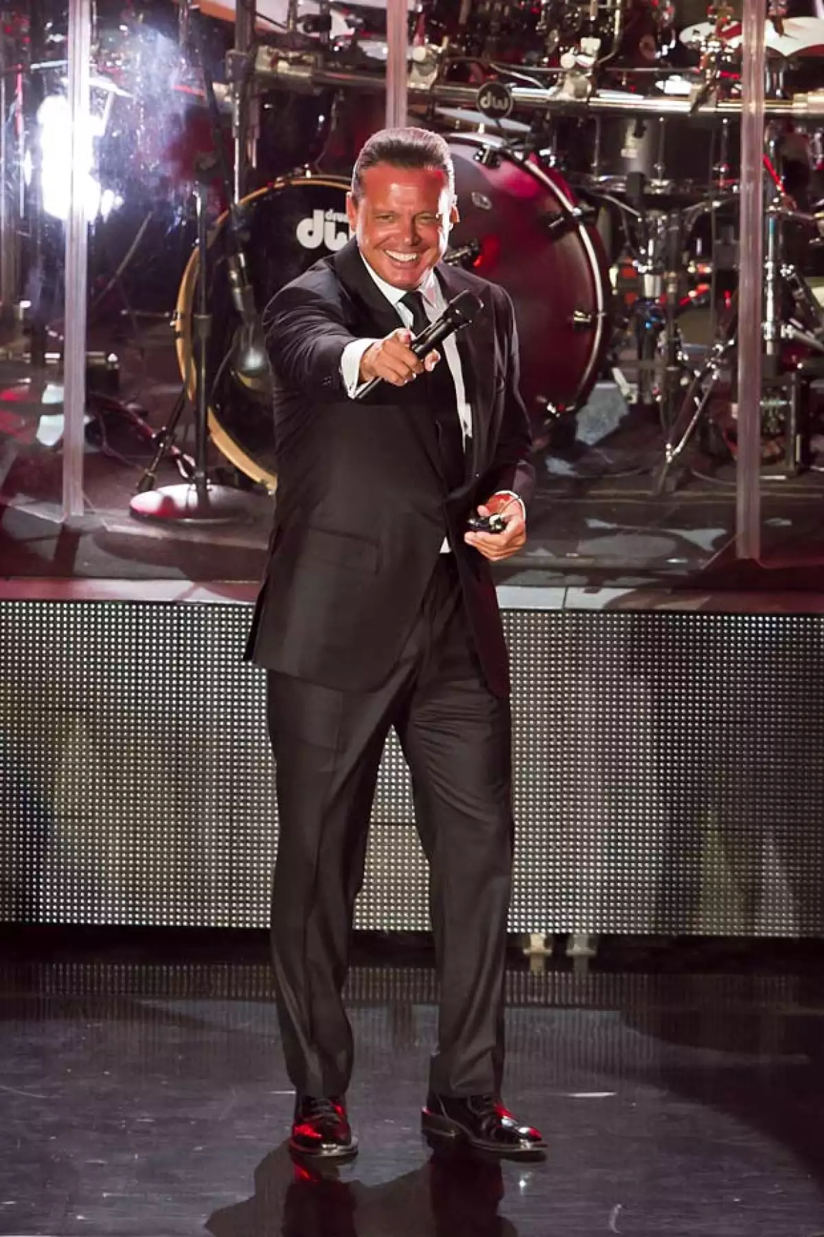 Aunque ya había arrancado su gira en Miami, el cantante mexicano tuvo que posponer el resto de sus shows, mismos que repondrá en 2016.