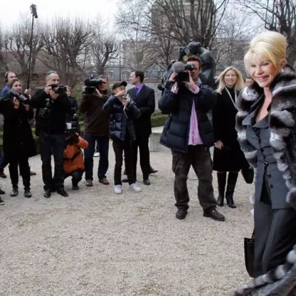 Ivana Trump fue acaparada por los mediod a su llegada al desfile de Dior, presentado por el diseñador británico John Galliano.