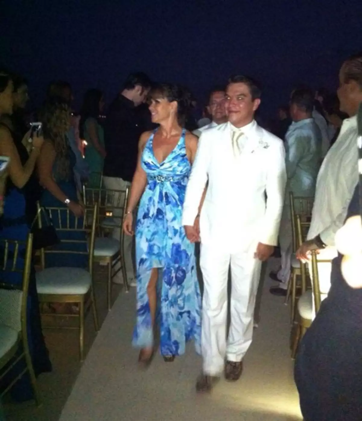 El novio llegó a la boda del brazo de su madre, vestido todo de blanco.