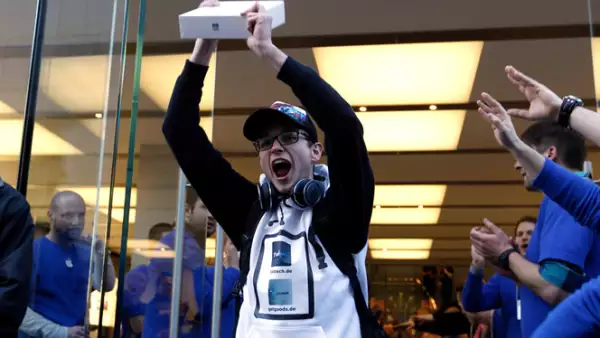 Christof Wallner, de 23 años, se convirtió en el primer comprador de la nueva iPad en Berlín, Alemania.