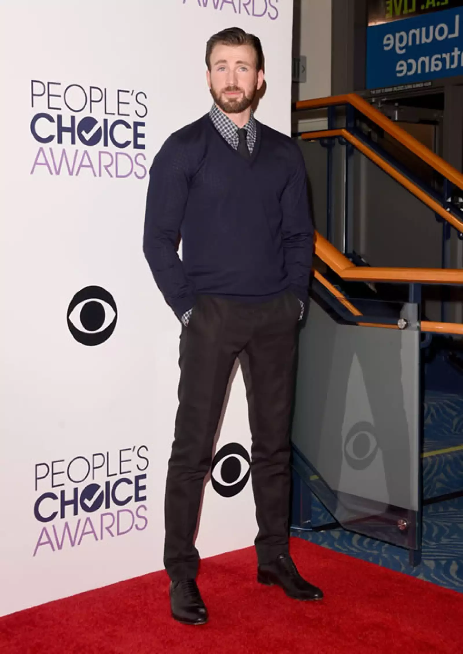 Chris Evans apareció relajado con un sweater en cuello V y pantalones de vestir.