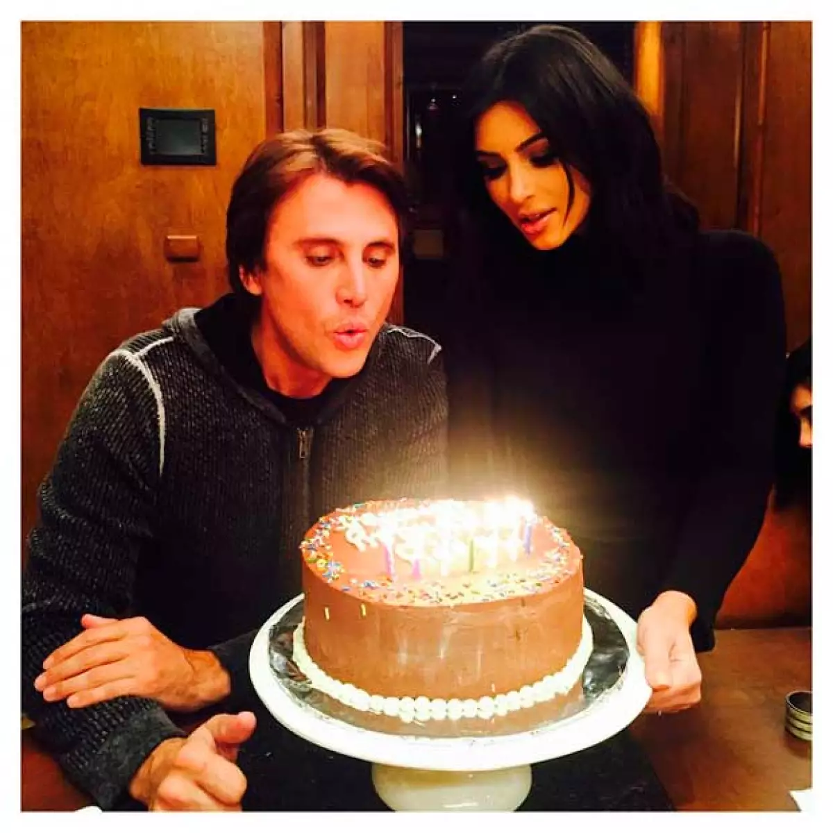 Kim felicitó a su amigo, pero ella no fue la única, pues Khloé y Kylie mostraron sus felicitaciones en sus respectivas redes sociales.