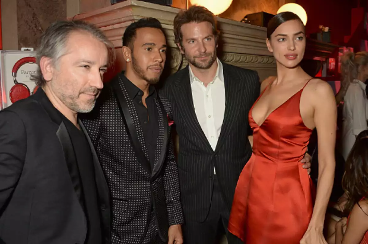 Frente a las cámaras, posaron frente a las cámaras con sus amigos, entre ellos Lewis Hamilton y Cyril Chapuy.