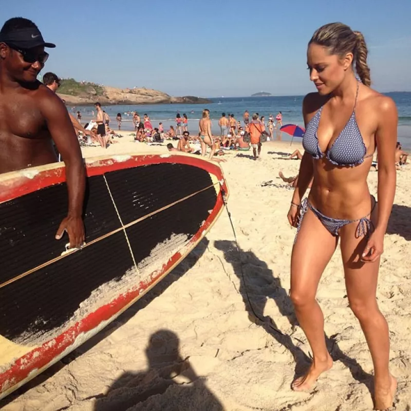 La conductora dejó sin aliento a sus seguidores al publicar una imagen en bikini antes de probar suerte de surfista en una concurrida playa.