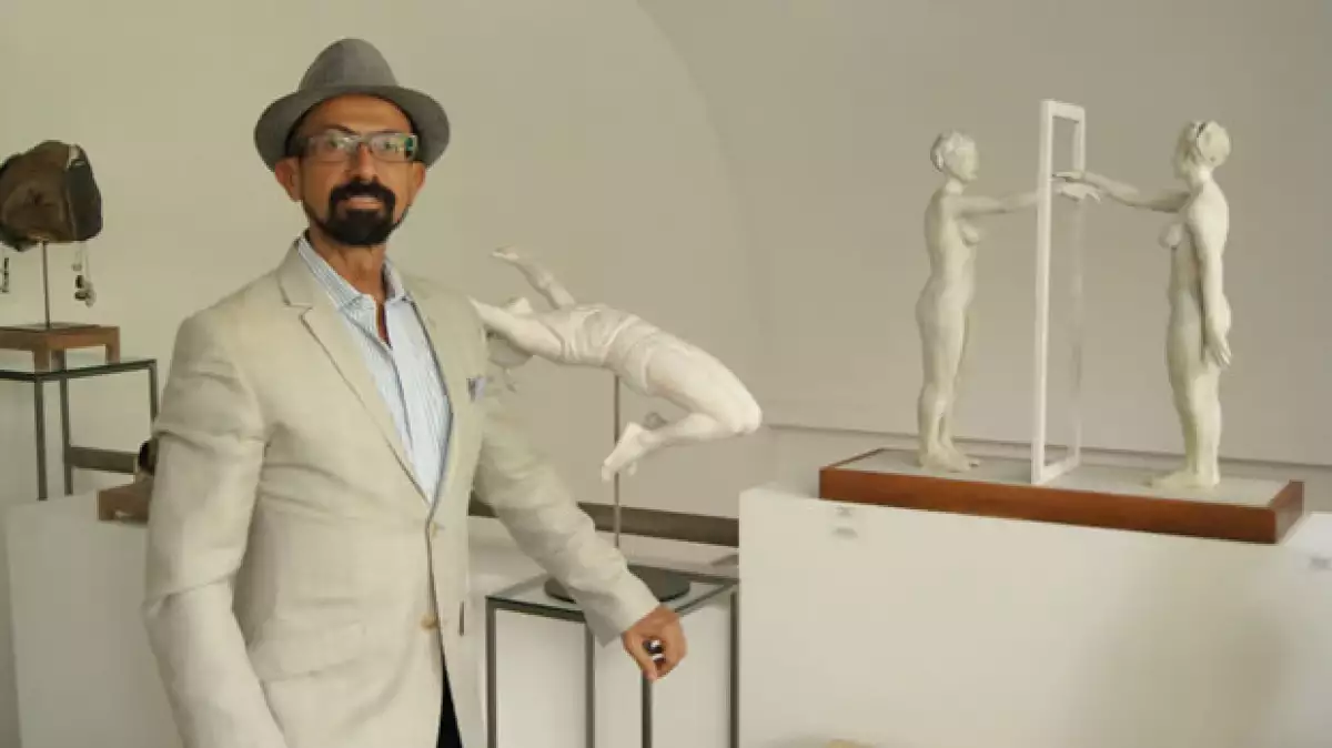Como director de la Galería que lleva su nombre, Oscar Román, se ha enfocado a lo largo de 25 años en que ésta sea reconocida por la promoción de artistas emergentes y representantes del arte moderno.