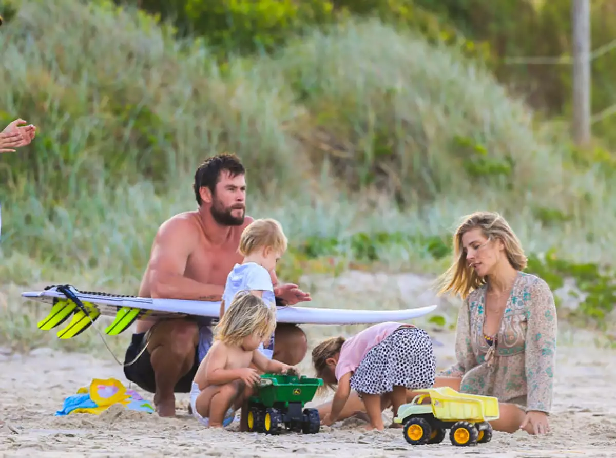¡Qué tierno! El actor fue captado pasando una tarde en la playa con su esposa Elsa Pataky y sus tres pequeños hijos.