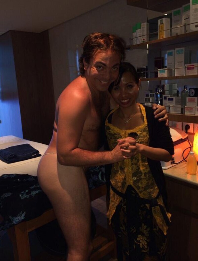 El cantante sorprendió el martes por la noche al subir una imagen de él semidesnudo posando con una masajista en Twitter.