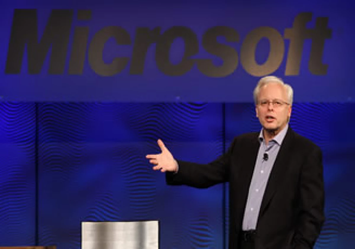Ray Ozzie recibió su cargo de manos del cofundador de Microsoft, Bill Gates. (Foto: AP)
