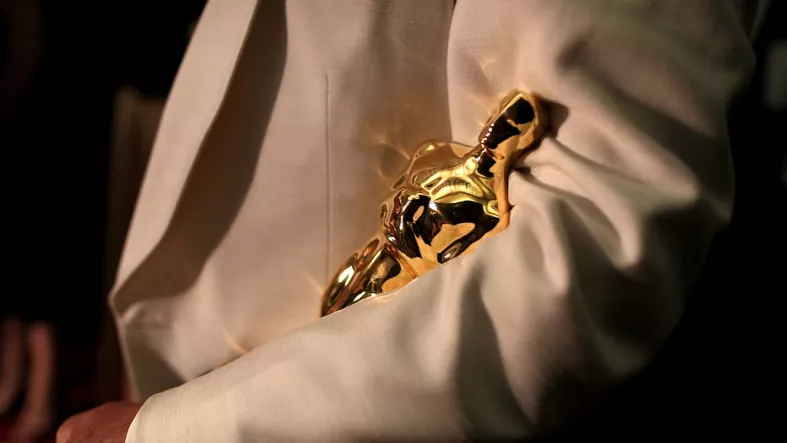 Foto de una estatuilla de los premios Oscar de cerca