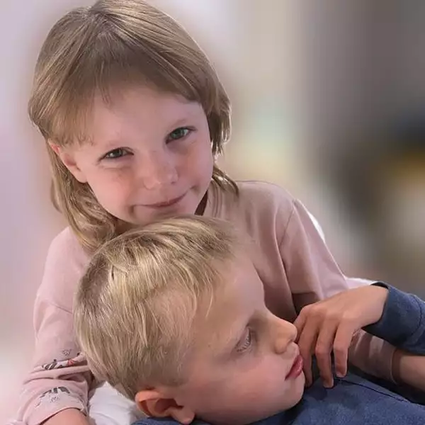 Princesa Charlene su hija Gabriella le cortó el pelo a su hermano y a ella misma