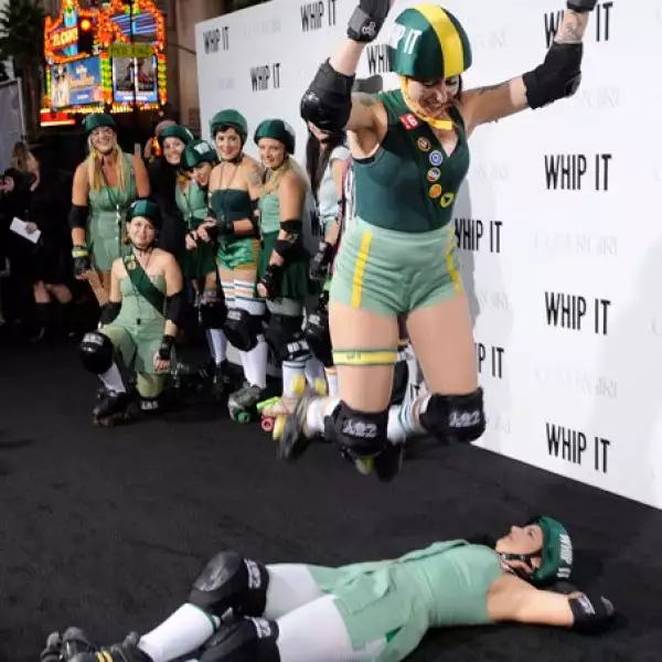 Una integrante de las equipo de patinaje LA Derby Dolls brinca sobre una de sus compañeras durante la premier de la película "Whip It", en Los Ángeles.