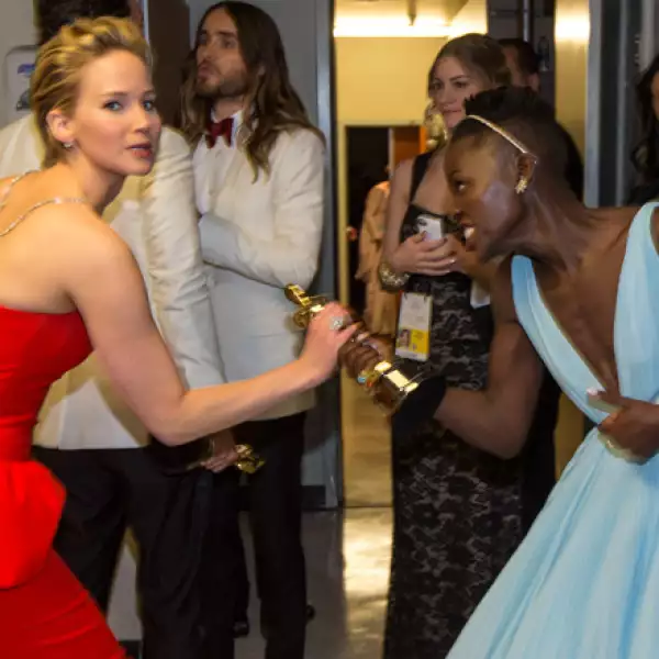 Aquí, luchando por el Oscar con Lupita Nyong´o.