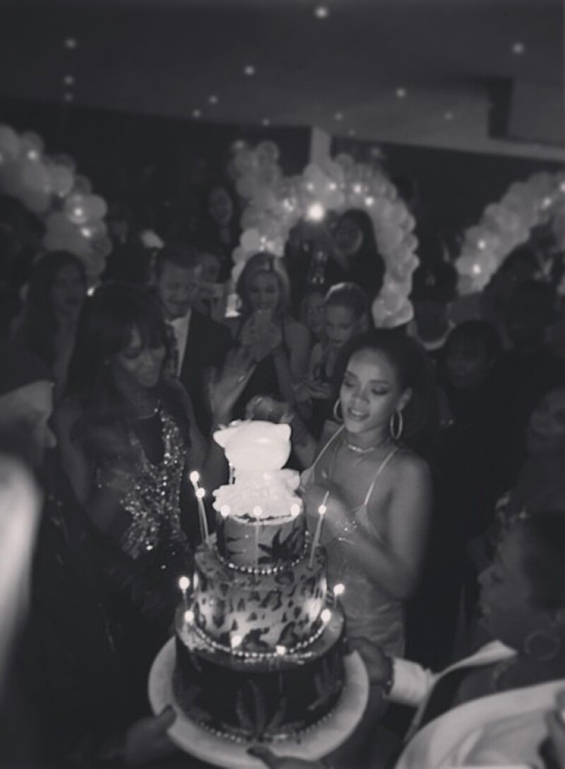 Rihanna celebró junto a sus amigos famosos, quienes la rodeaban antes de soplar las velitas de su pastel de cumpleaños.