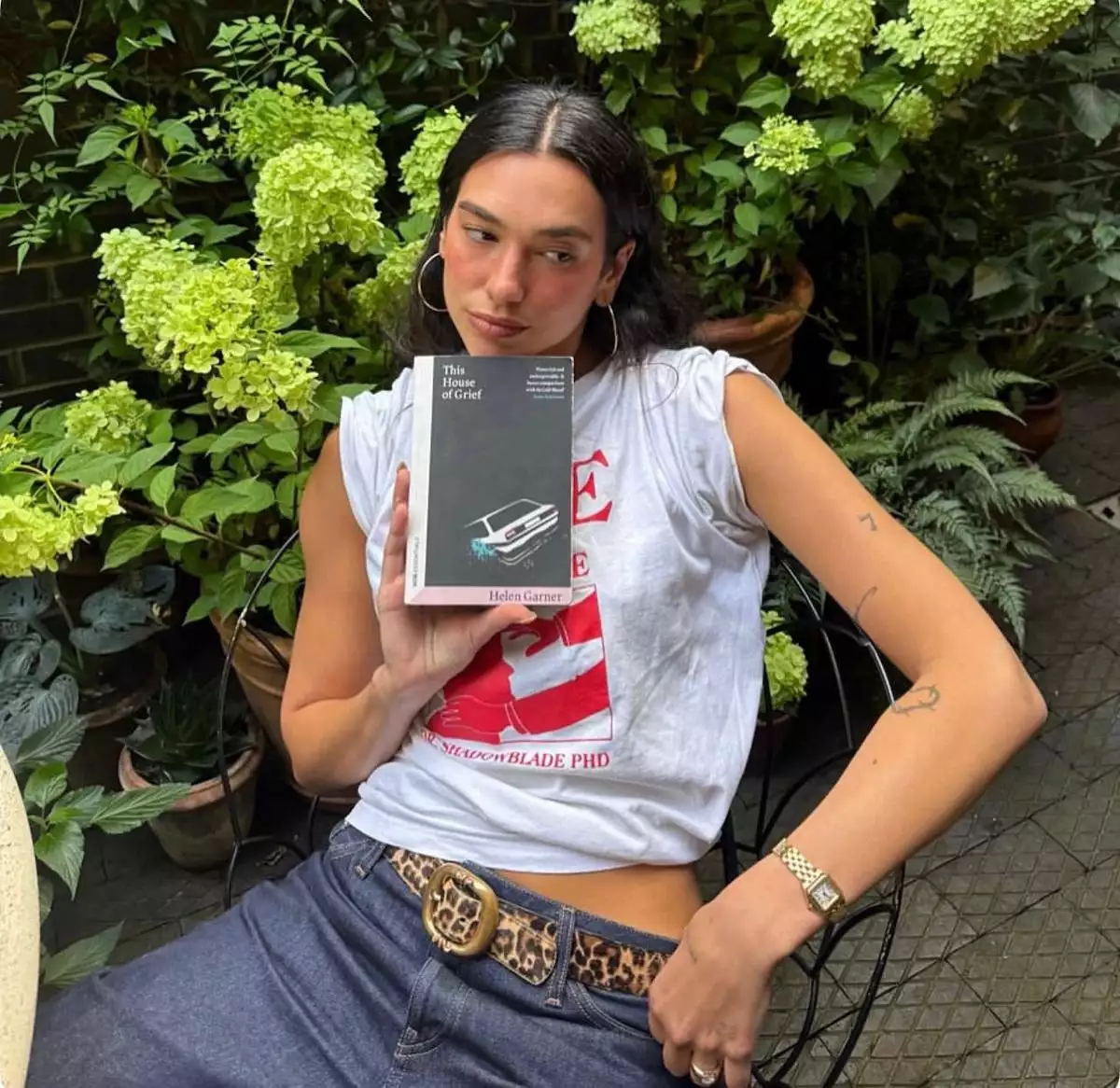 Dua Lipa sostiene un libro recomendado en su club de lectura