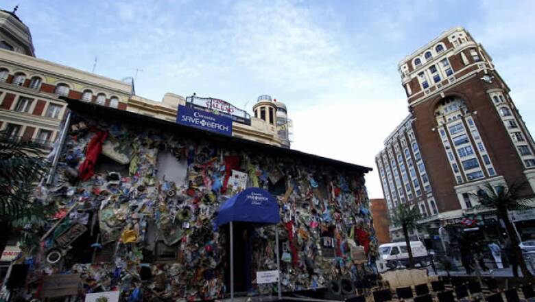 Madrid ya puede presumir de tener un hotel con playa en el centro de la ciudad, gracias al proyecto de Corona Save The Beach, un nuevo espacio vacacional hecho completamente con basura.