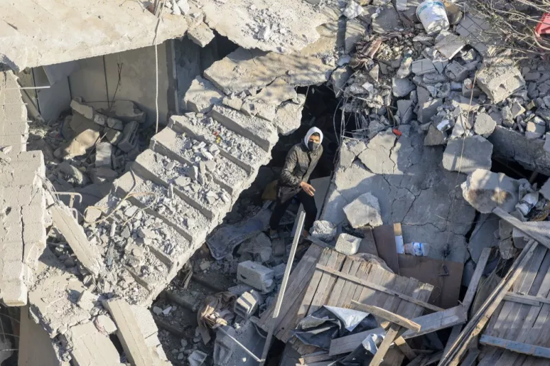 Un hombre camina entre los escombros de un edificio destruido, destruido por el bombardeo israelí durante la noche en Rafah, en el sur de la Franja de Gaza, el 7 de diciembre de 2023, en medio de continuas batallas entre Israel y el grupo militante palestino Hamas.