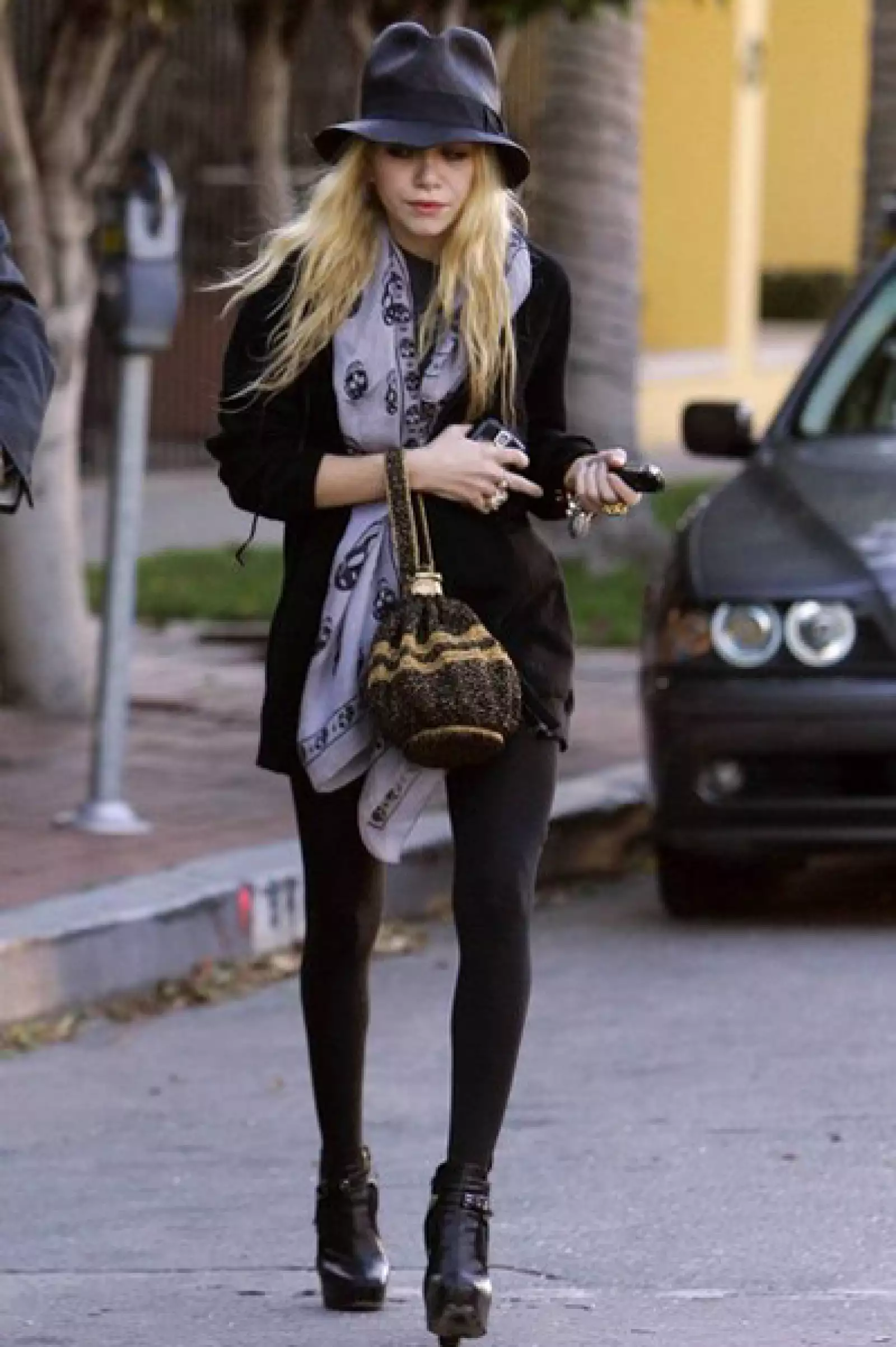 De igual manera, Mary Kate Olsen apuesta por una fedora para reflejar un estilo `grunge´.