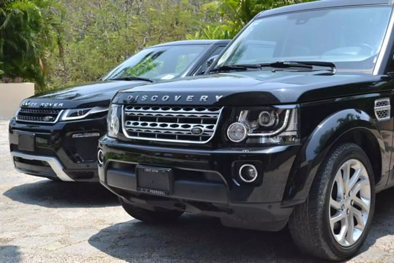 Dos camionetas Land Rover fueron las encargadas de transportar a los sexys en Acapulco.