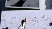Cientos de personas llegaron al Centro Cultural Harold Washington portando playeras conmemorativas del Rey del Pop, desde ahí se siguió la transmisión en vivo del evento de Los Ángeles.