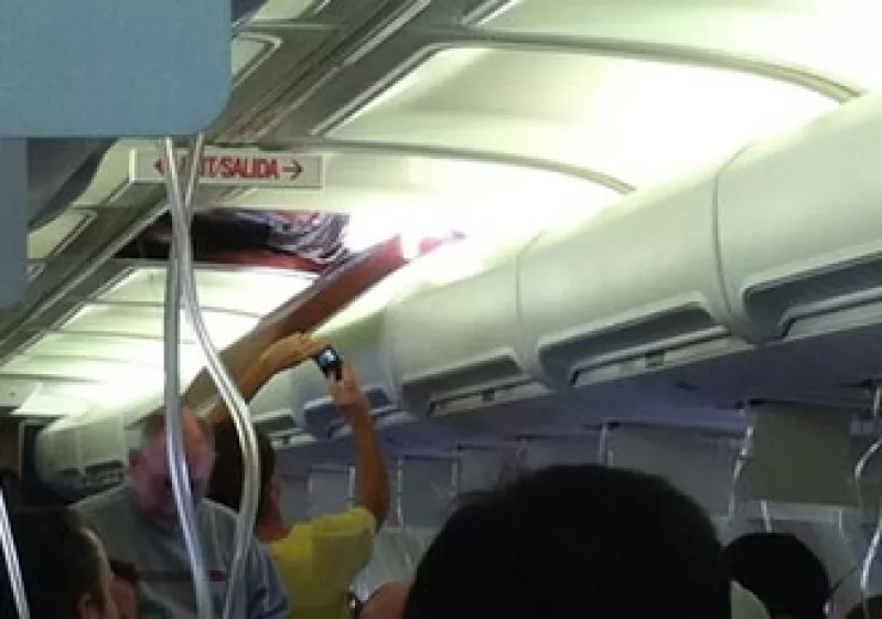 Algunos pasajeros lograron captar imágenes desde el interior del avión y el supuesto agujero. (Foto: AP)