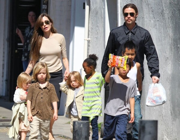 Brad Pitt y Angelina Jolie con sus seis hijos durante su estancia en Nueva Orleans.