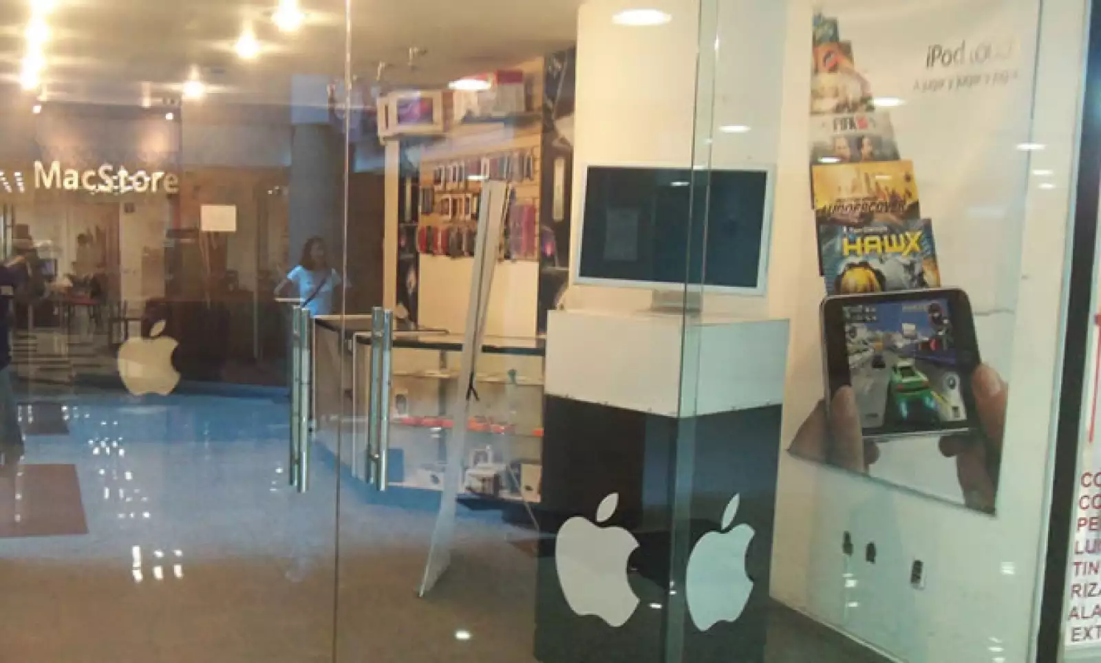 En su pared se puede apreciar publicidad oficial de la tecnológica, utilizada hace un par de años para el iPod Touch.