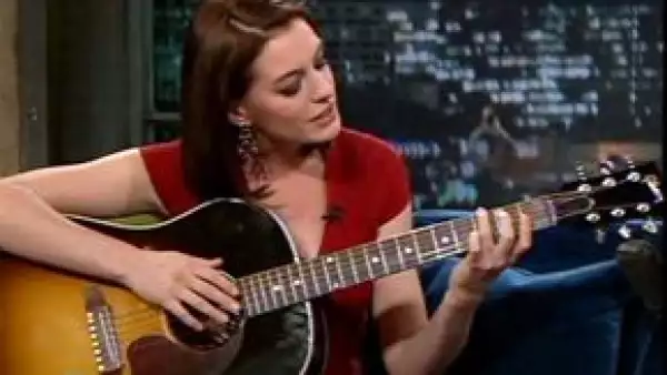 La actriz está aprendiendo a tocar la guitarra. El pasado 2 de abril le tocó &#39Blackbird&#39 de Los Beatles al actor Adam Shulman, en su cumpleaños número 28.