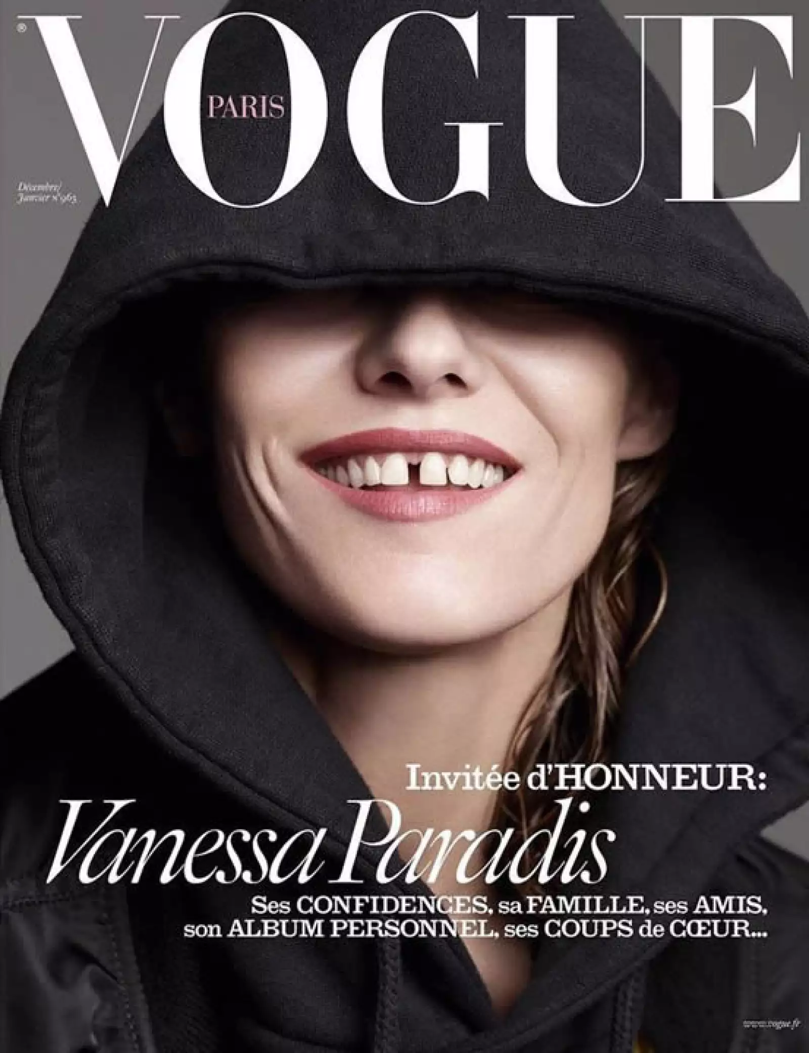 Vogue París: Para la portada de diciembre-enero, Vanessa Paradis sorprende con una foto de David Sims, sonriendo y con una hoodie negra.