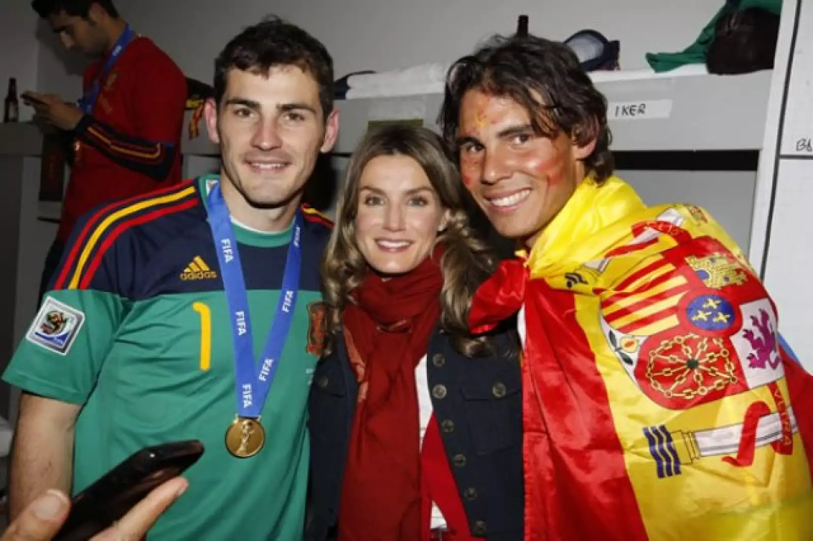 La Princesa Letizia se toma una foto rodeada por dos campeones del mundo, Iker Casillas, y Rafael Nadal, número uno del tenis.