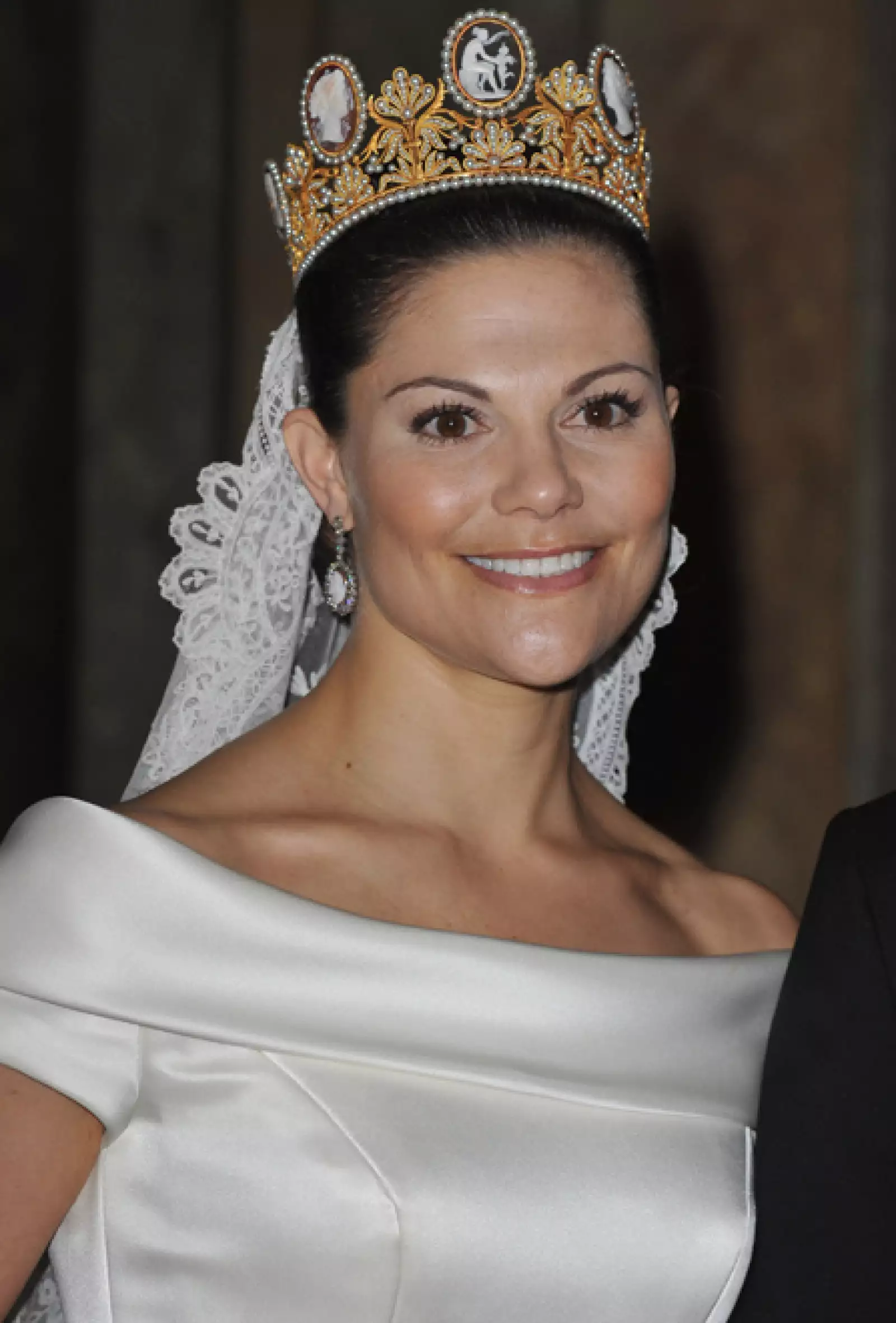 La princesa llevaba esta tiara el día de su boda, esta consta de oro, perlas y camafeos. El cameo central representa a Cupido y Psique de la mitología griega. La tiara también fue usado por la reina Silvia, su madre, en su boda en 1976. Esta fue un regalo de Napoleón a su esposa, la emperatriz Josefina, en 1809.