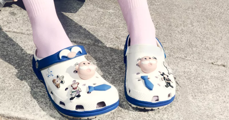 Crocs y Dr. Simi lanzan una colaboración: cuánto cuesta y qué distingue a la alianza
